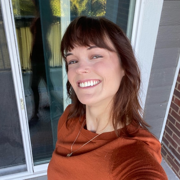 Meet your Posher, Amanda - Picture 2 of 3